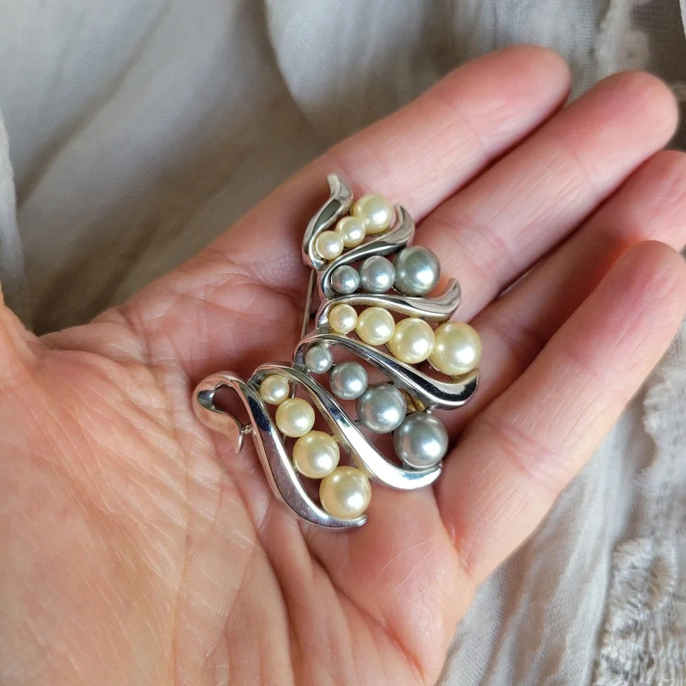 Vintage 60s Crown Trifari Brooch Rhodium Plate Faux Pearl Silver Tone Ribbon Pin